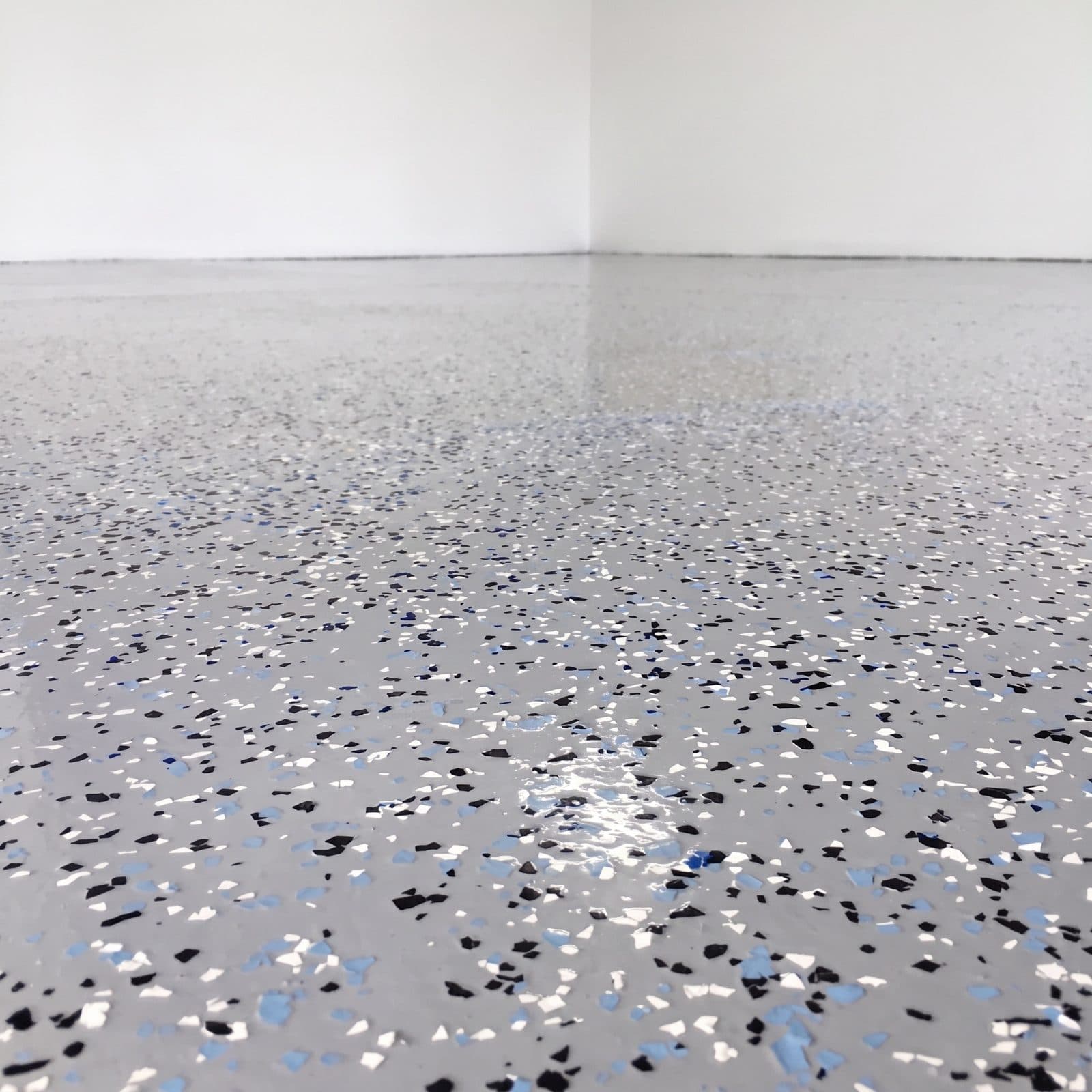 Single-car garage, 28 m² — Decorative flakes · partial broadcast